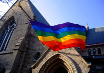 Flagge vor Kirche